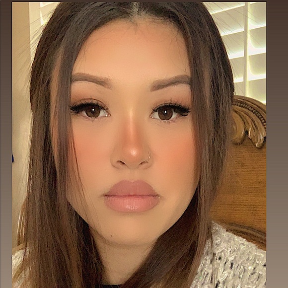 Meet your Posher, Cynthia! - Picture 1 of 5